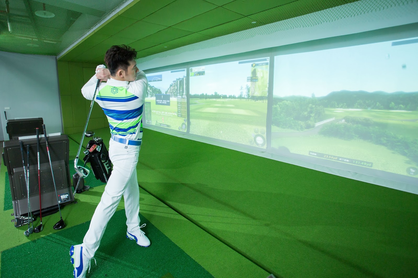 貝克漢 GOLFZON 虛擬實境模擬器實景，大螢幕投影球場畫面
