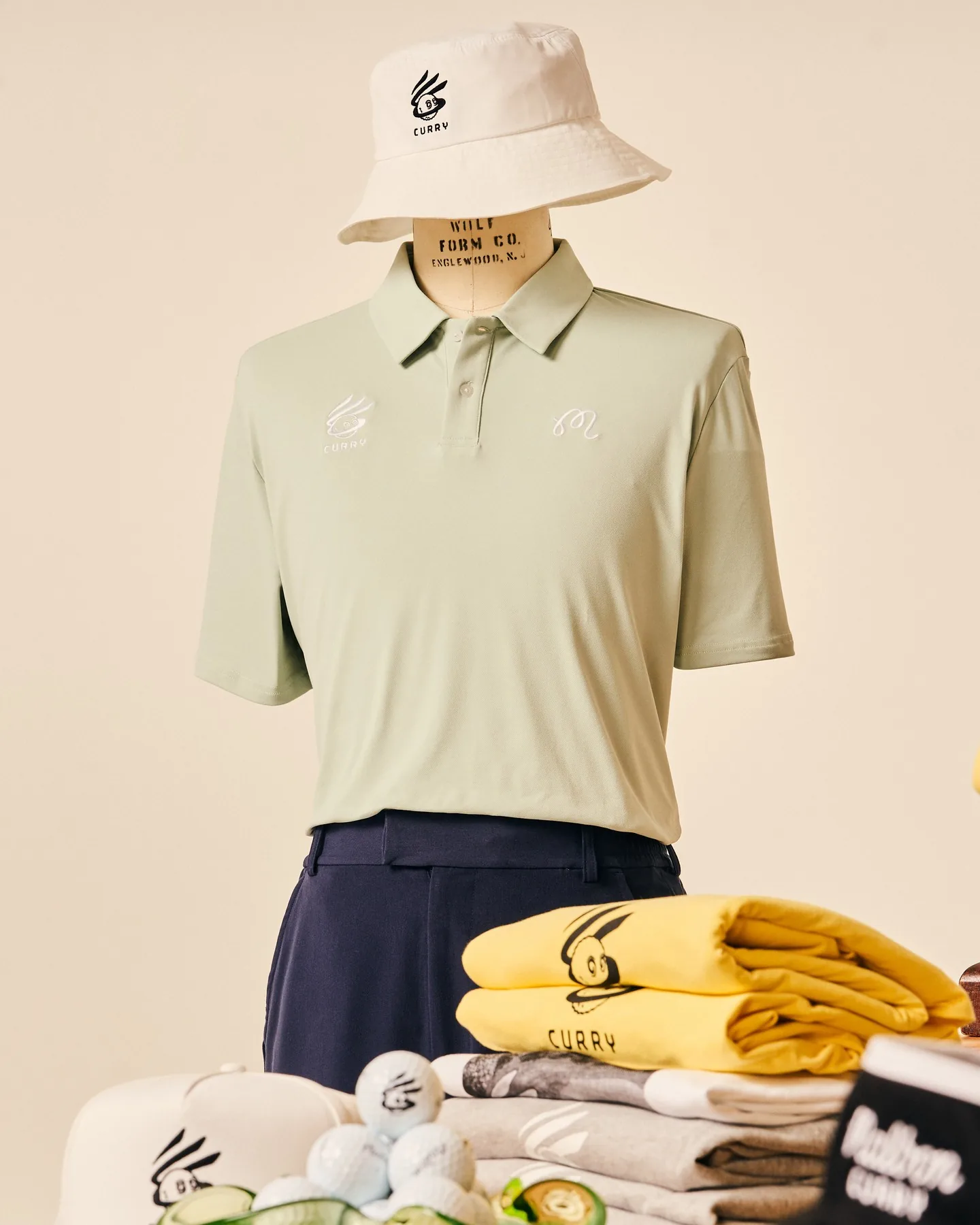 Curry Brand × Malbon 聯名鼠尾草綠 Polo 與米白漁夫帽