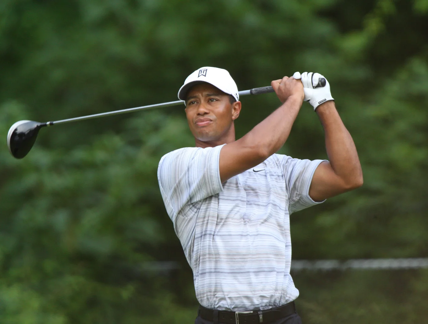 Tiger Woods 開球後的收桿動作